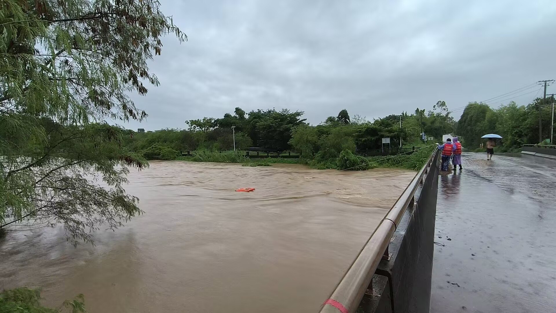水文应急队员在南康江南康水文站河段公路桥抢测洪水.jpg