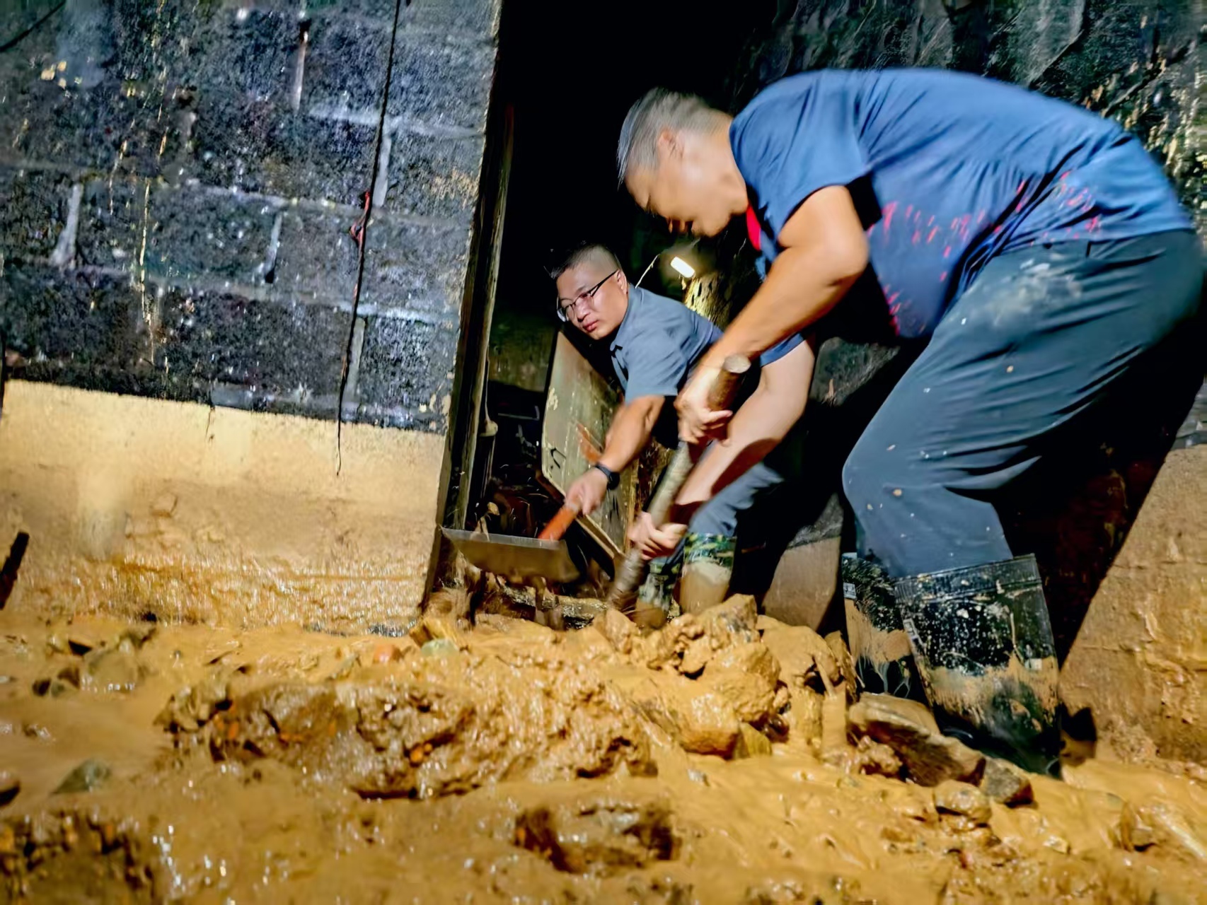 微光下,手中的铁锹未曾停息.jpg